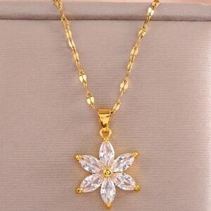 💛Beautiful 6 Petal Star Lilly Flower Zircon Pendant on 10kGP Delicate lip Chain